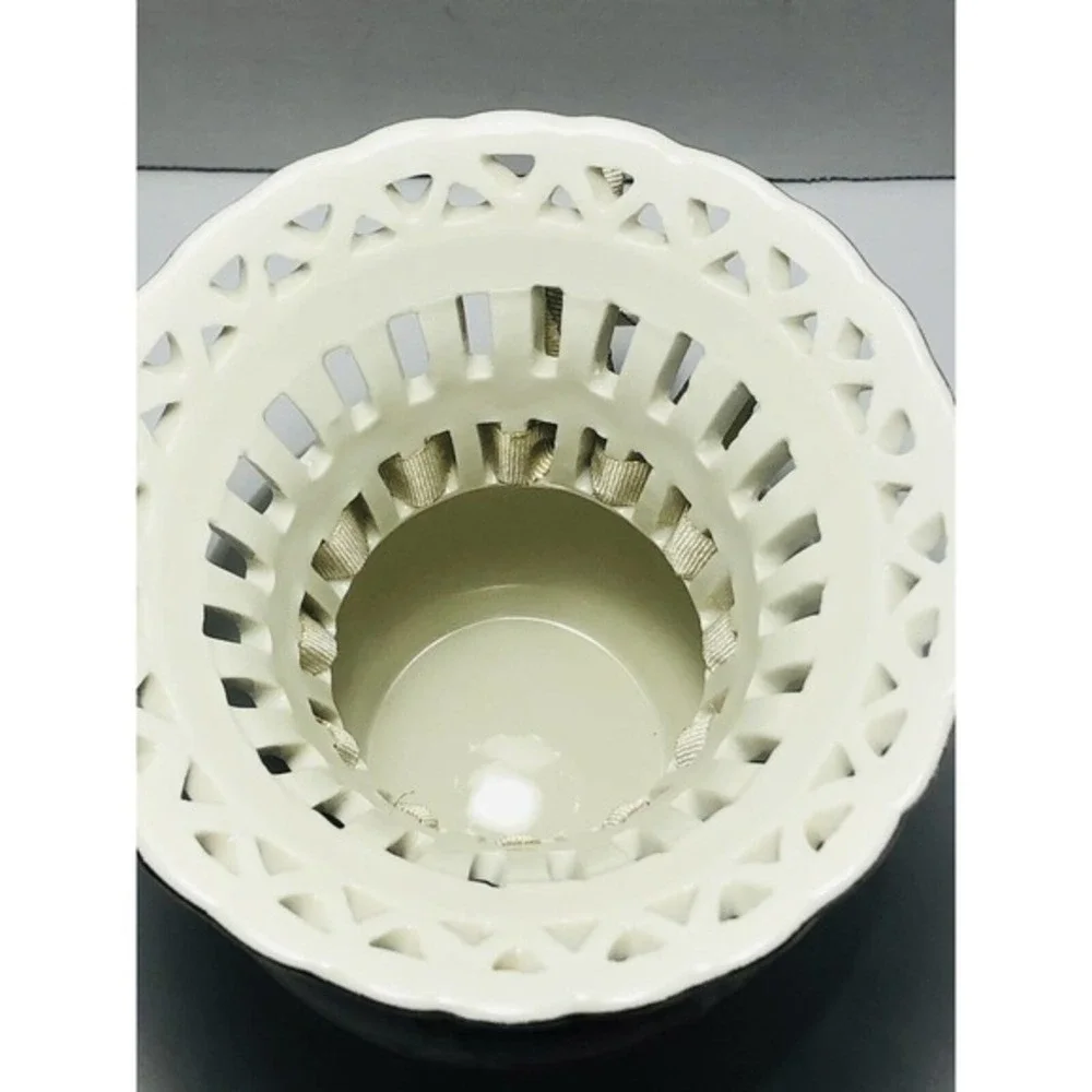 Porcelain Essex MFG Inc Ivory Lattice Christmas Vase In Beautiful Condition